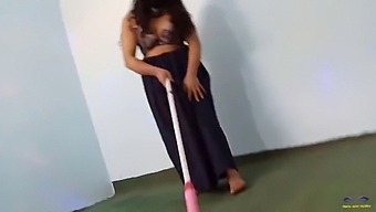 સેક્સી કેનેડિયન Milf અમેટ્યુર વિડિઓ સાફ કરતાં સ્ટ્રિપિંગ પકડાઈ ગઈ