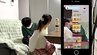 この日本のヘンタイビデオで公共の寝取られを楽しんでください。